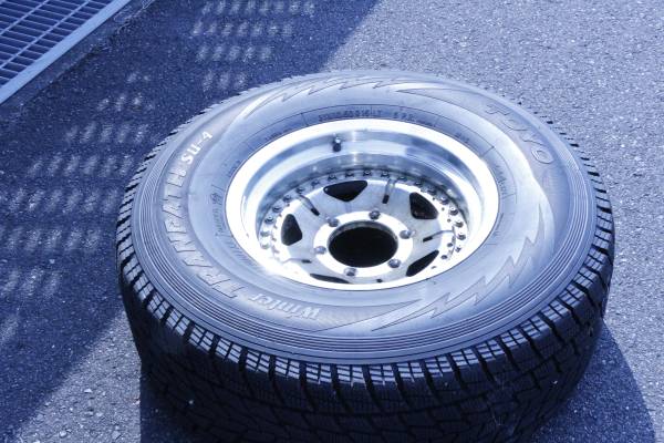 スタッドレスタイヤ＆アルミホイール／31ｘ10.5　R15