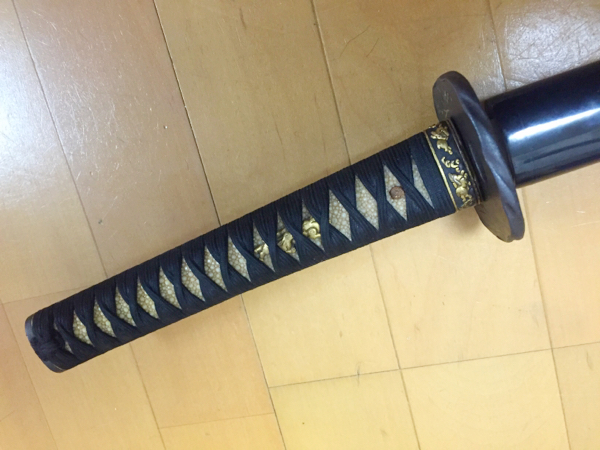 本歌 名品 伝後藤 兎一作柄金具 変鍔 銘入道宗典 黒漆打ち刀拵