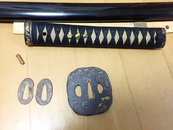 本歌 名品 伝後藤 兎一作柄金具 変鍔 銘入道宗典 黒漆打ち刀拵