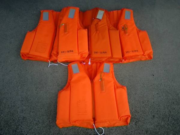 救命胴衣、法定備品 4着セット 小型船舶救命胴衣4着 法定備品 スポーツ、レジャー 船、ボート 【公式