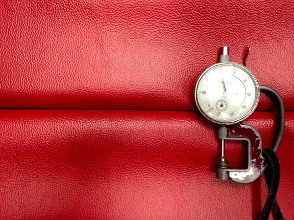 544◯牛 ソフト革 シュリンク レッド 200ds 1.2㎜☆格安