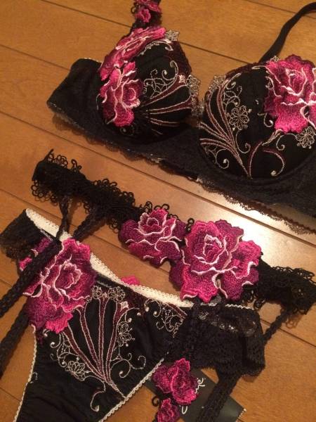 新品 サルート33シリーズ ブラ，Tバック，ガーターセット定価21000