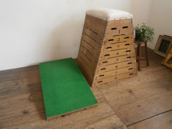 I677◆踏切板付◆レトロな学校の木製８段跳び箱◆体操遊具D