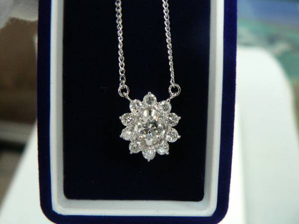 新同　ダイヤ　花型　１．００ｃｔ付　Pt850ネックレス　一体型