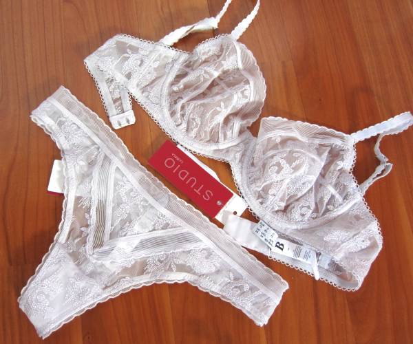 ☆LA PERLA STUDIO全て刺繍レース☆ブラ＆Tバック1B1/B70，SM白☆