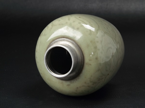 蔵出/時代煎茶/古玩/青磁/陰刻蘭花文古錫蓋茶壷12㎝/320 当方では入札