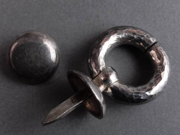 茶】純銀 鎚目 金具 器局の摘み 重さ28g 純銀製 ぐいのみ 並型 古美