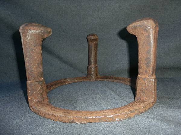 ①時代もの 虫食い模様 大きな五徳 火鉢 囲炉裏 瓶掛 鉄瓶 茶釜