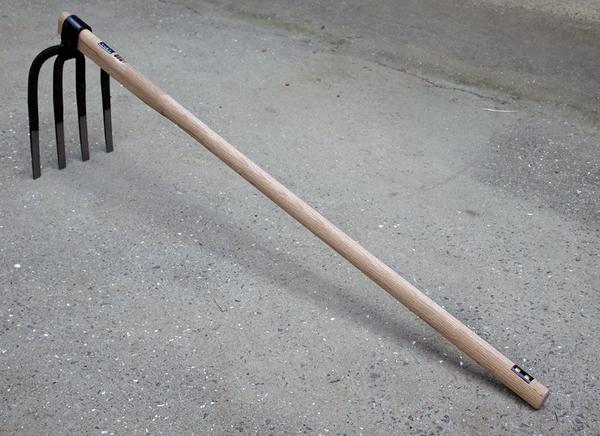 ▲播州三木産高級鍛造 大型 四本爪備中鍬くわ1050ミリ差込柄農業