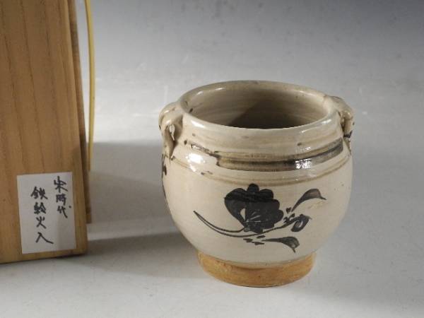 文化遺産オンライン – 白地鉄絵鳥文壺 | ware - 展示作品の紹介 Plate