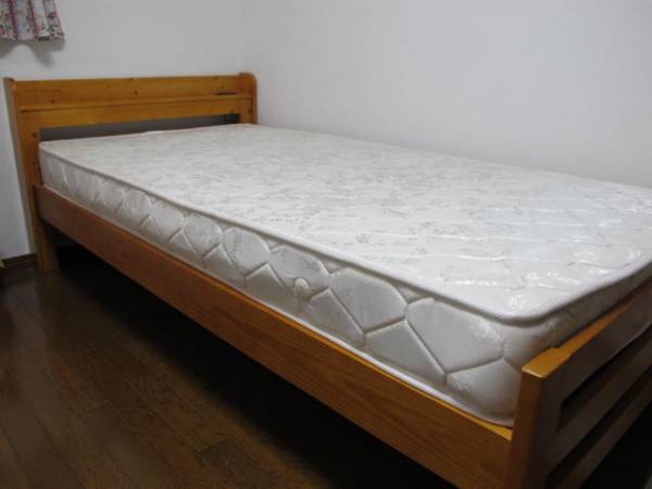 中古天然木シングルベット高さ３段調整（ナチュラルＢ）使用２年