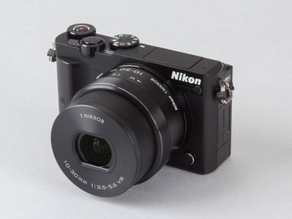 ☆新品☆　Nikon 1 J5　標準パワーズームレンズキット　メーカー保付