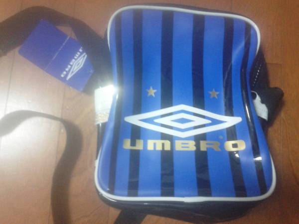 ガンバ大阪 Umbro アンブロ ミニエナメルショルダーバッグ 青黒 ウエア 売買されたオークション情報 Yahooの商品情報をアーカイブ公開 オークファン Aucfan Com