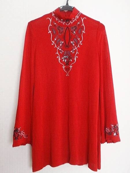 伊太利屋　刺繍＆スパンコールの赤チュニック　13号　ハイネック　ロングカットソー