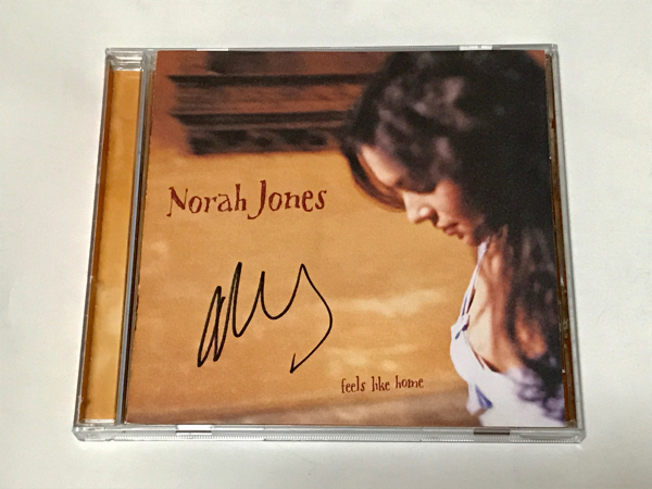 ノラ・ジョーンズ　サイン入りCD ☆Norah Jones/ノラ・ジョーンズ直筆サイン入りCD☆ サイン 記念品