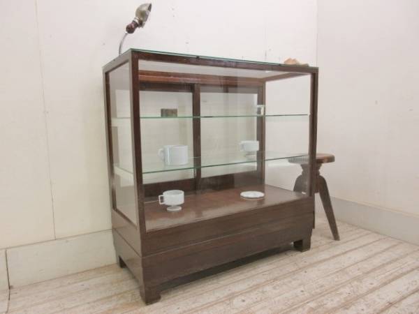 ガラスショーケース antiques Vintage : 古い木味モールガラスの2杯 