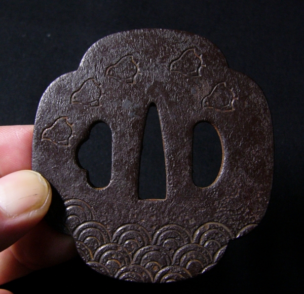 委託品No1　鉄鍔　波千鳥の図　刀装具