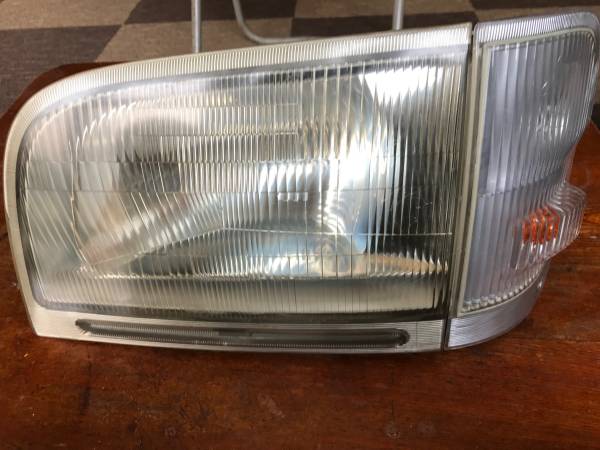 S210P ハイゼットT 4WD 左ヘッドライト ウインカーセットです。