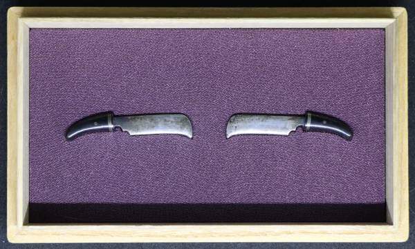 鉈図目貫 銀赤銅地容彫銀象嵌 銘　岡勢虎七十八製　附保存刀装具鑑定書 銀座長州屋さんで購入