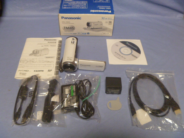★送料込美品32GBパナソニックHiビジョンビデオカメラHDC-TM45白色2倍電池付