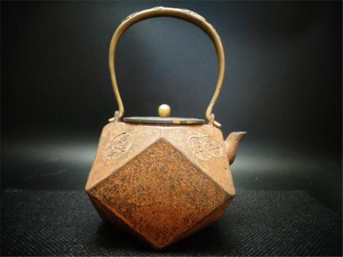 鉄瓶 茶道具 | 提手銀象嵌斑紫銅蓋山水図鉄瓶（共箱） 明治
