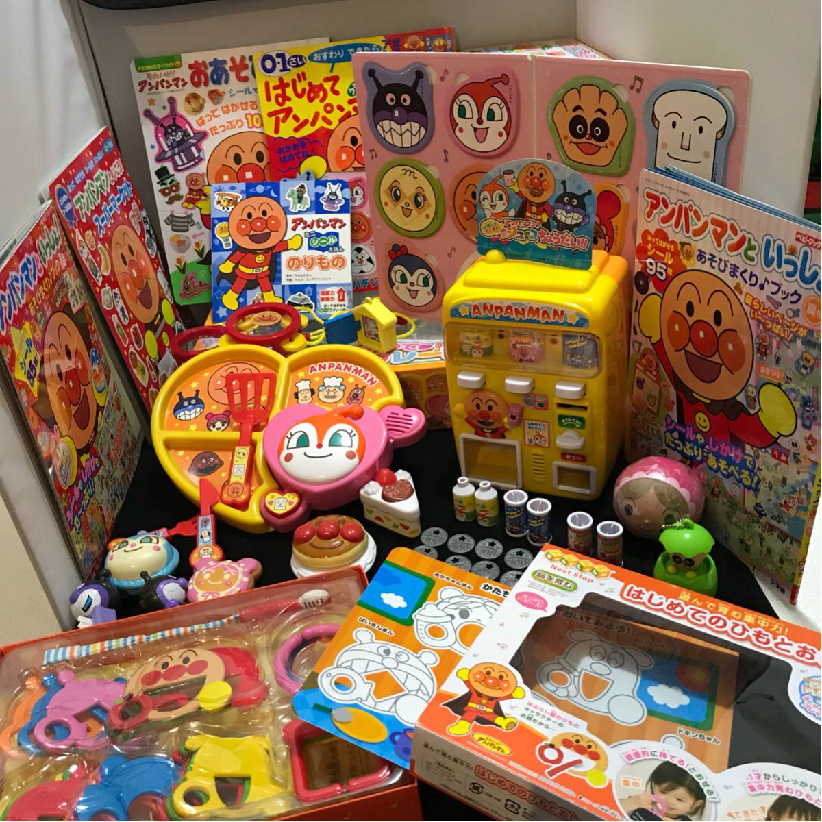 アンパンマン/美味しく焼いてデザートプレート/ジュースちょうだい/はじめての紐通し／ガチャ/シール本等まとめて