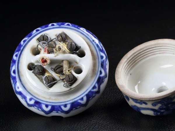 送料無料 古伊万里 染付 羽根に宝文 蕎麦猪口 江戸中期 酒器 盃 コップ