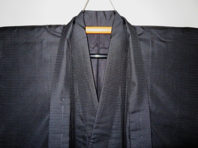 壱4909 本絹塩澤お召縮緬男着物羽織 裄67丈149К鉄墨色濃淡亀甲 逸品未着用