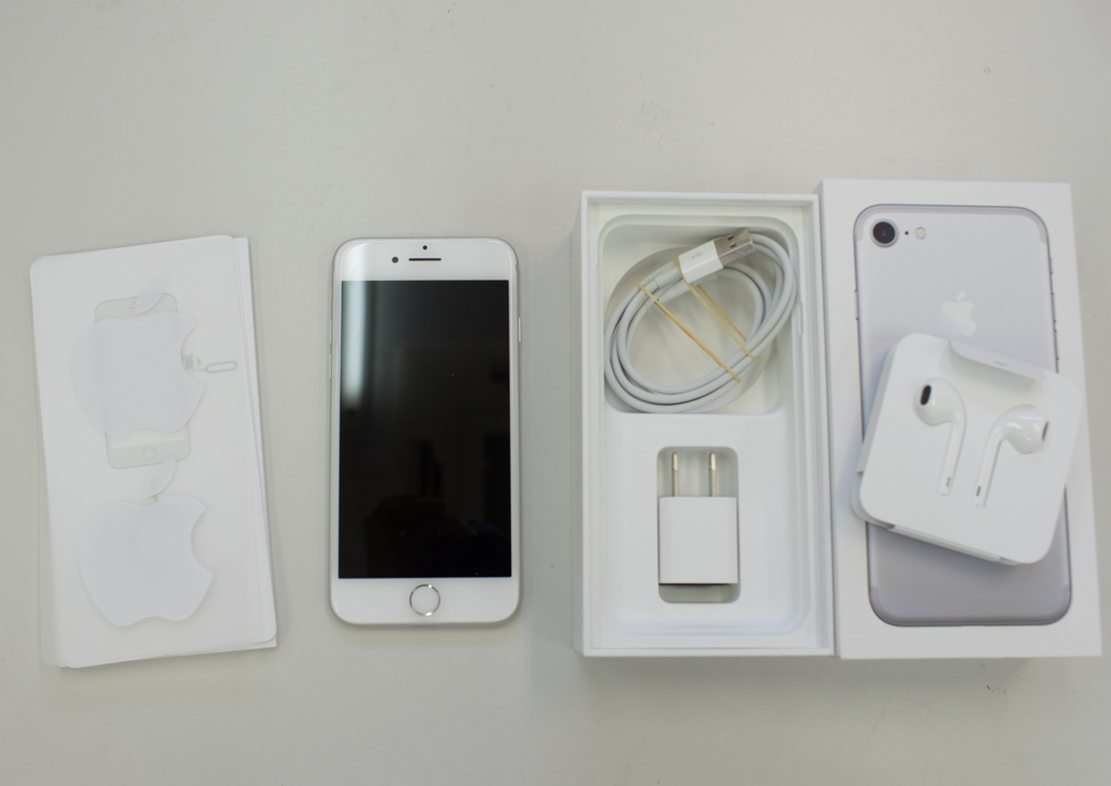 美品 iPhone 7 256GB シルバー SIMフリー アップルストア購入品 ケース２種付き_1