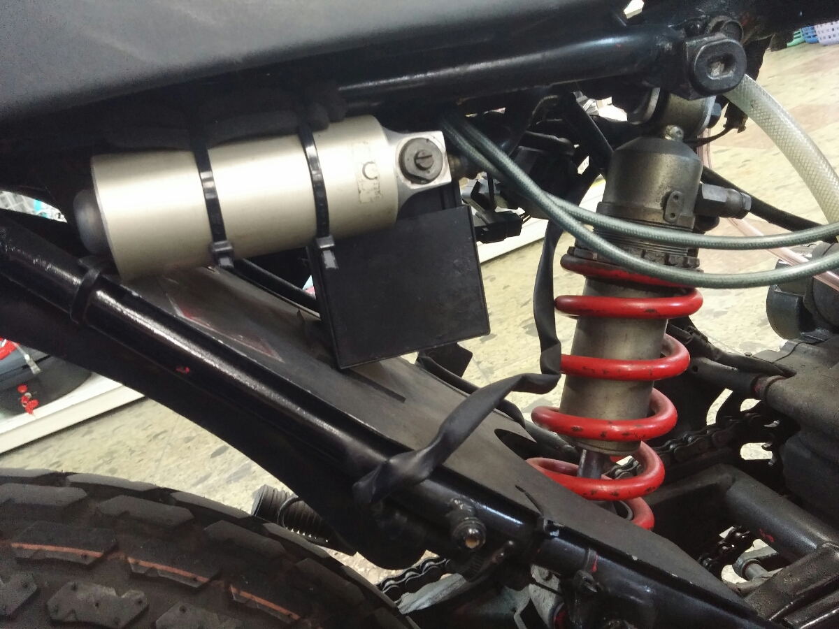 FTR 223 レーシングリアショック　車高アップアダプター付き　イニシャル無段階調整　減衰調整上下できます