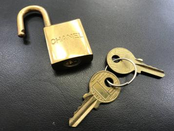 CHANEL シャネル　南京錠　パドロック　ゴールド カデナ 定番，HOT ☆中古☆chanel☆シャネル☆鍵☆カデナ☆パドロック☆ゴールド