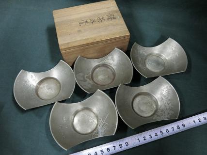 A08437 乾茂號造款 錫製 絵変 分銅型 茶托5客321g 茶道具