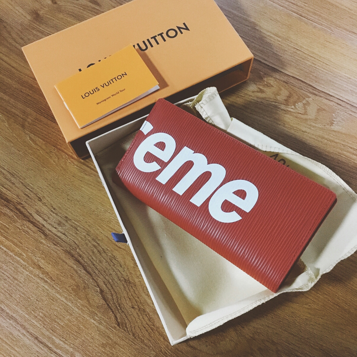 三つ折り長財布　開きタイプ　ｒｅｄ