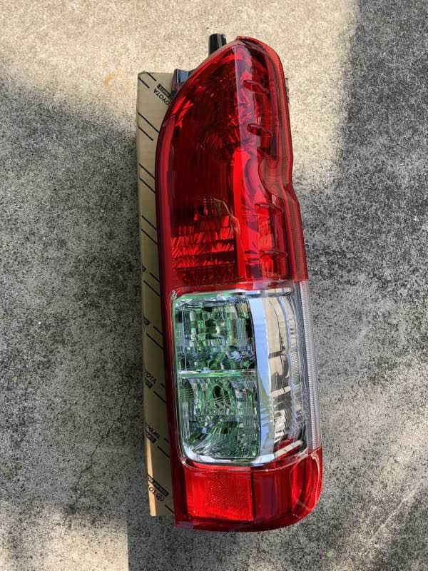 【新車外し・美品】トヨタ・ハイエース純正テールランプ・右側　№５５４ ○A4717 新車外し ハイエース 200系 4型 5型 純正右テールランプ
