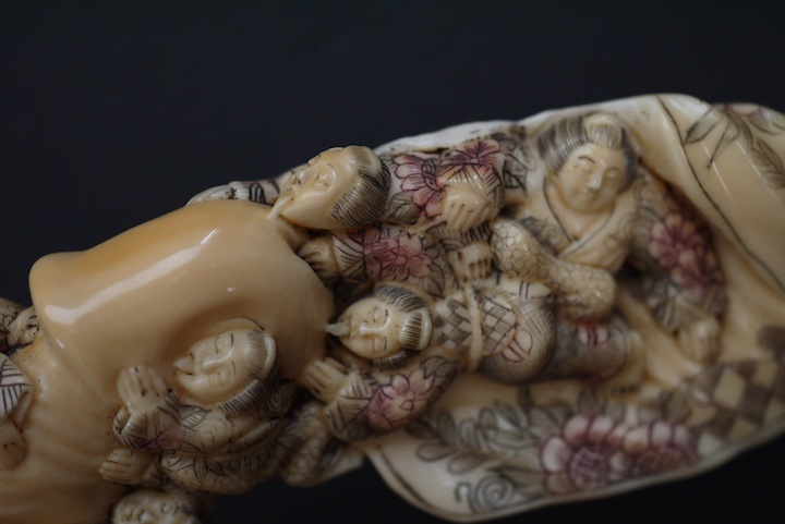珍品 男根に群がる女性 在銘 春画 精密彫刻 象牙？ 獣牙？ 獣骨