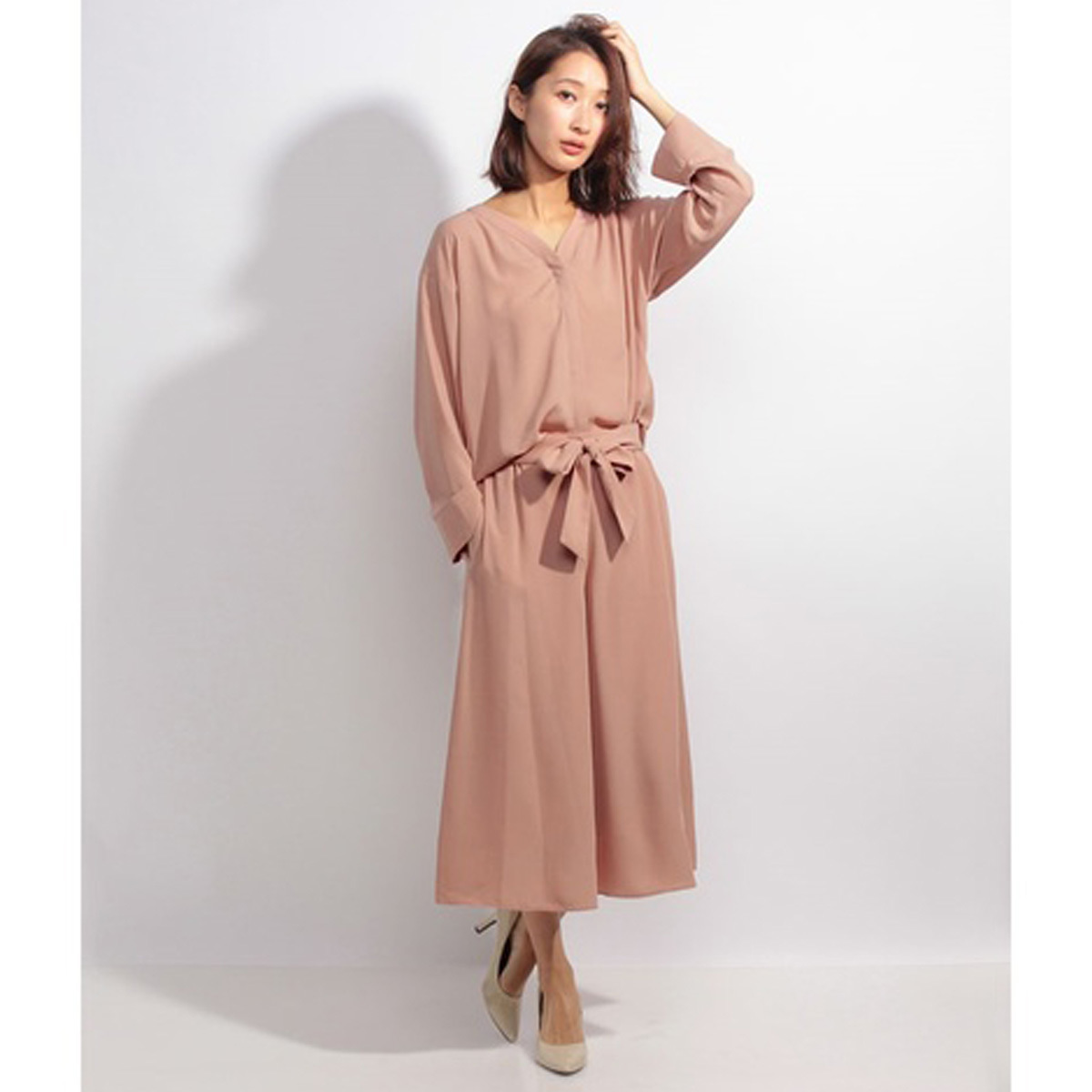 541*Mila Owen ミラ オーウェン Vネック とろみブラウス