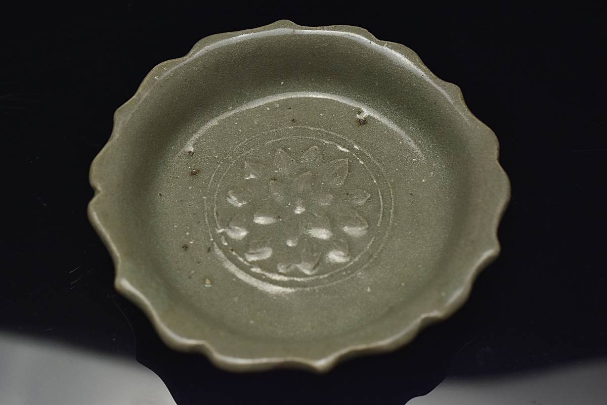 高麗青磁象嵌輪花盤・青磁皿 口径10.3cm 高2.3cm ◇中国