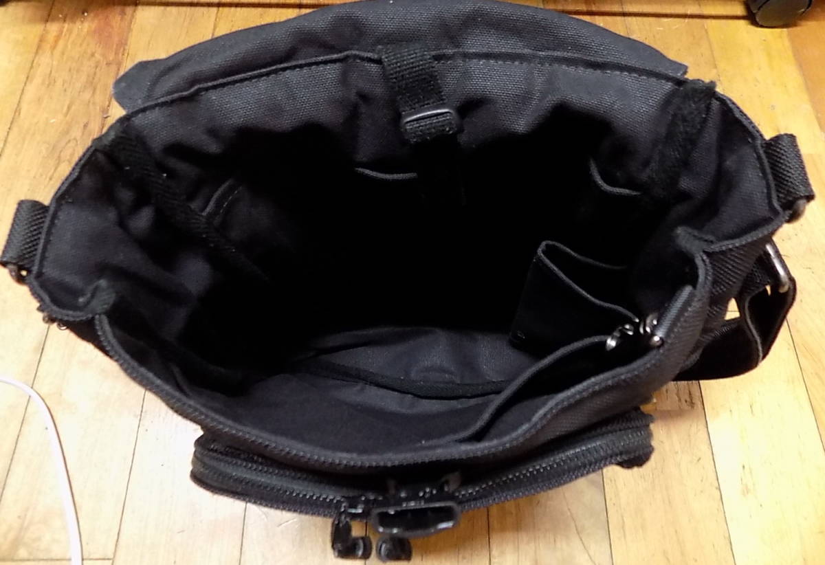 バンナイズ VanNuys 黒ショルダーバッグ