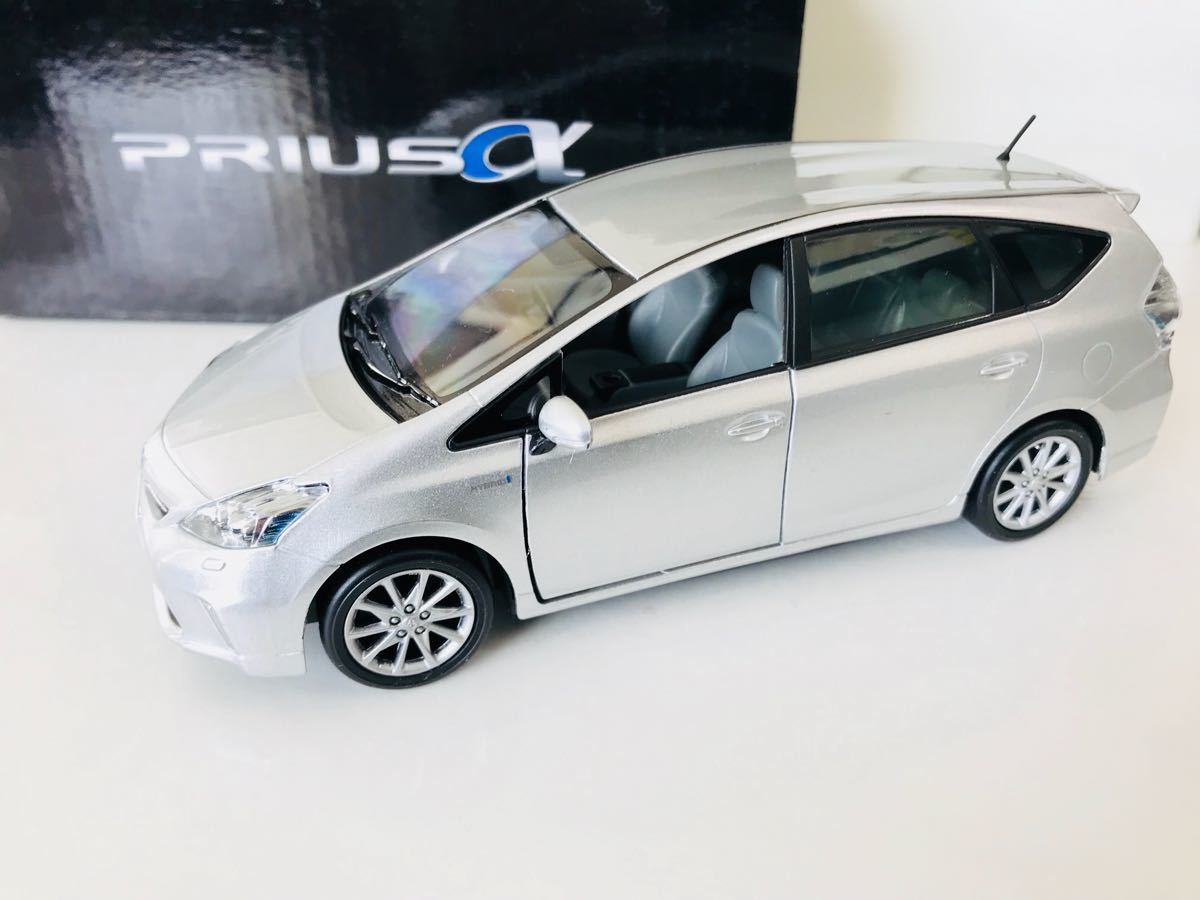 即決 1/30 サンプルミニカー トヨタ プリウスα 非売品　シルバーメタリック