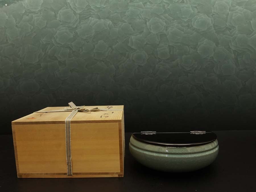 梅華文平水指 馬和子造 青磁 割蓋 茶道具 水屋道具 共箱 陶器 陶製