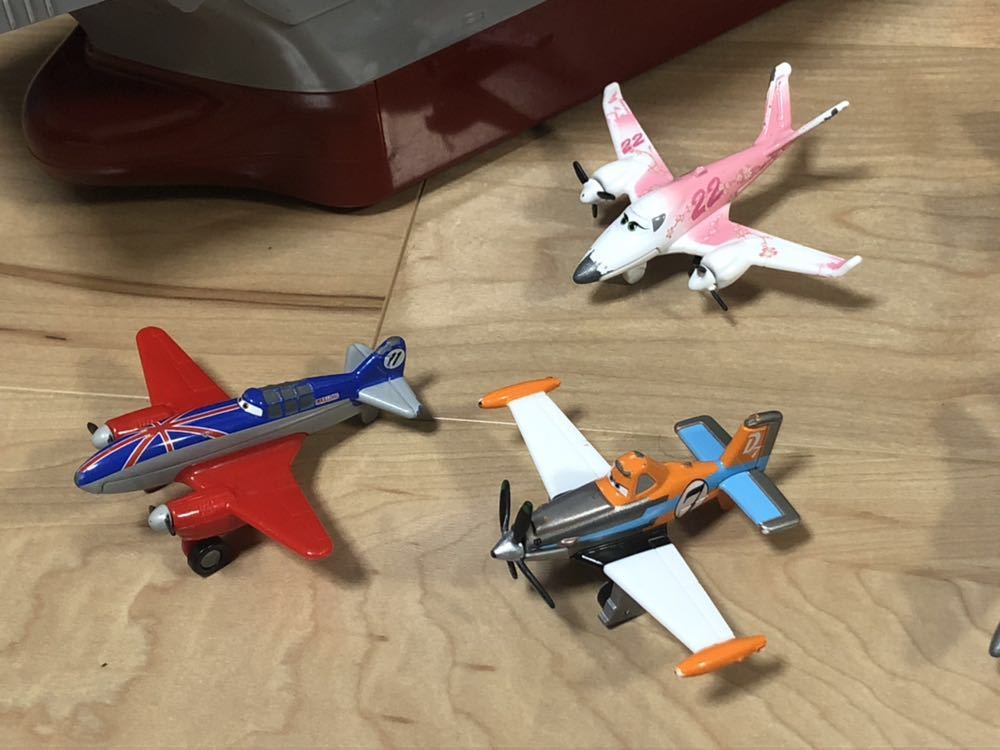 トミカ プレーンズ フライゼンハワー プレーンズ 飛行機7機 ダスティ チュパカブラ サクラ ブルドッグ ブラボー ピクサー ディズニー