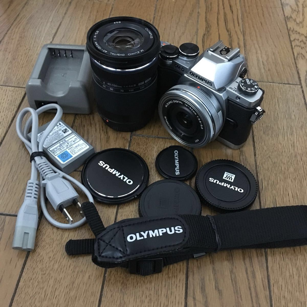 OLYMPUS OM-D E-M10 EZダブルズームキット(M.ZUIKO DIGITAL ED 14-42mm F3