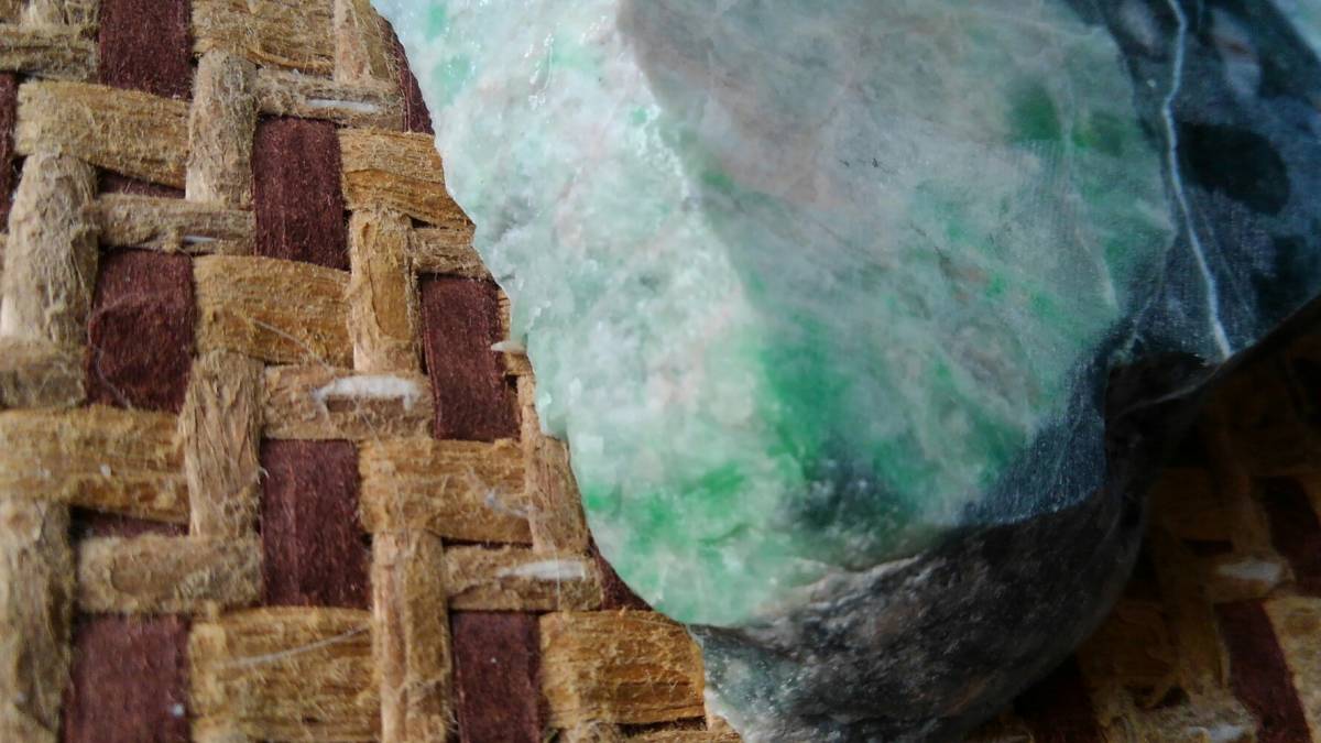 新潟県産 日本銘石 糸魚川翡翠 9.5mm グリーン 一点物 Jade) 新潟県 