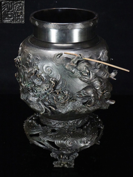 銅製 金工師 米田秀保 造 花瓶 龍盛上 雲竜 玉 蝋型鋳銅 縁起 高岡銅器 治】『米田秀保』作 唐銅製 蝋型鋳造 龍武人紋花瓶☆高さ37.5cm 重さ
