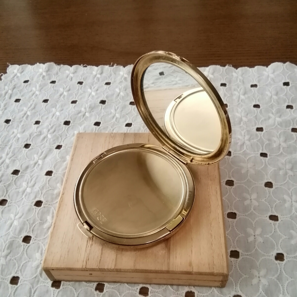コーセー化粧品 非売品 コンパクト 金属製 白粉入れ 桐箱 パウダーケース レトロ 中蓋付き 鏡に曇り無し 使用感無し 真鍮製 売買されたオークション情報 Yahooの商品情報をアーカイブ公開 オークファン Aucfan Com