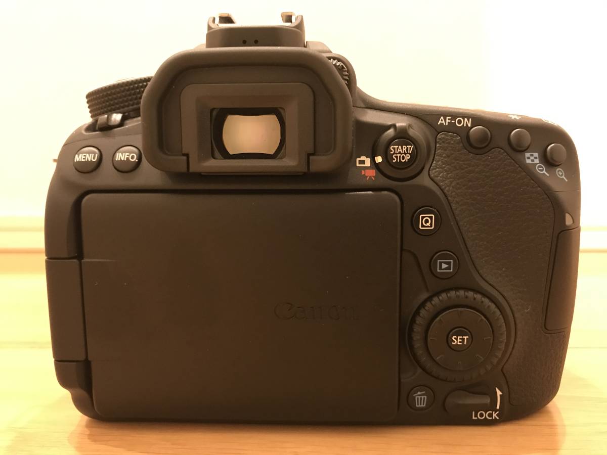 ◇◇EOS 80D EF-S18-135 IS USM レンズキット 純正予備バッテリー