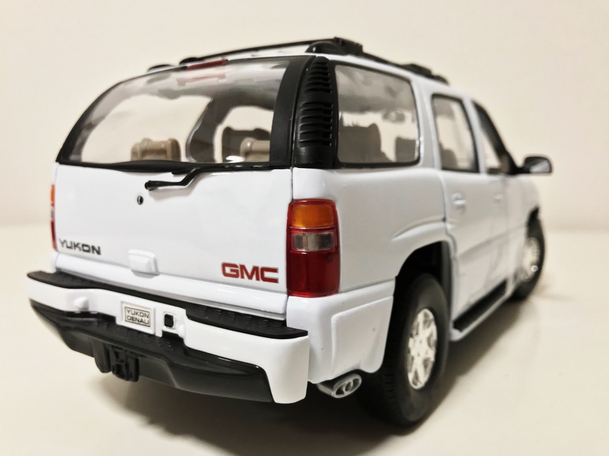 Welly - GMC Yukon Denali SUV (2001, 1:18, Black) 19863 - Toy