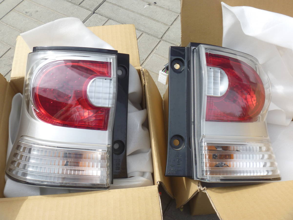 L375S 純正 テールランプ ダイハツ タントカスタム（L375S⁄L385S）純正