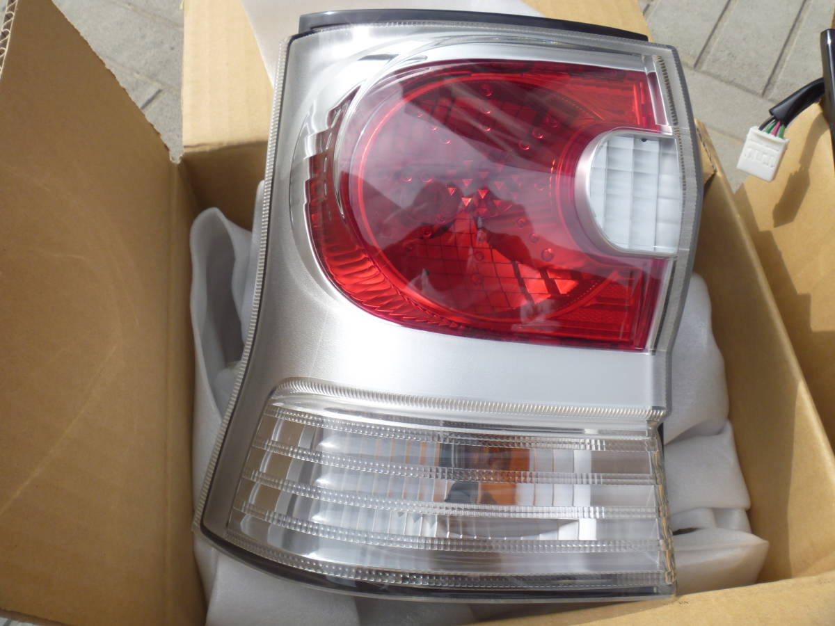 L375S 純正 テールランプ ダイハツ タントカスタム（L375S⁄L385S）純正