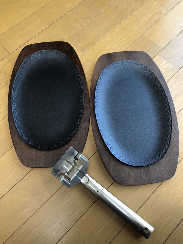ステーキ皿 傷あり 2枚セット 業務用 鉄鋳物 ステーキ皿 楕円 28cm 18cm 専用木台付き 鉄板皿 鉄板料理 ハンドル付き プレート 皿 売買されたオークション情報 Yahooの商品情報をアーカイブ公開 オークファン Aucfan Com